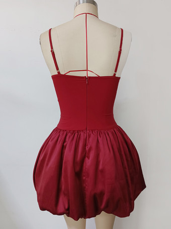 2025年夏にぴったりの赤いハートネックラインのミニスリップドレス