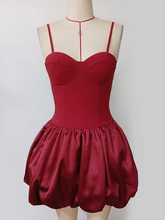 2025年夏にぴったりの赤いハートネックラインのミニスリップドレス