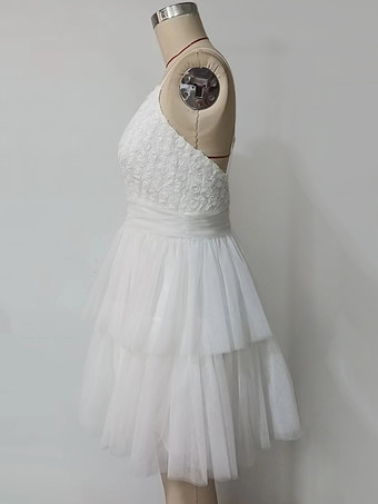 2025年のパーティーにぴったりな、花柄のホワイトVネックミニスリップドレス