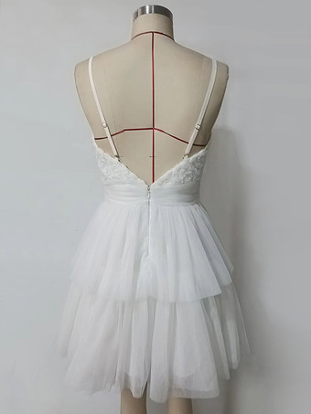 2025年のパーティーにぴったりな、花柄のホワイトVネックミニスリップドレス