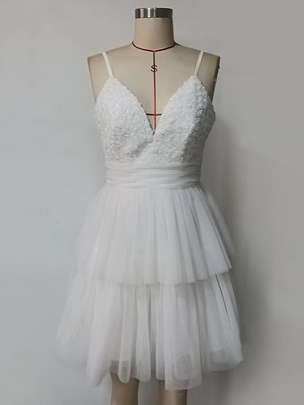 2025年のパーティーにぴったりな、花柄のホワイトVネックミニスリップドレス