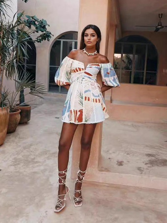 トロピカルプリントのオフショルダーミニドレス（パフスリーブ付き）2025