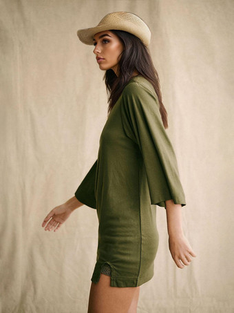 2025年夏向け、リラックスフィットのミニTシャツドレス