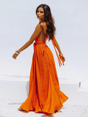 夏のビーチにぴったりなホルターネックのベルト付きマキシドレス（2025年）