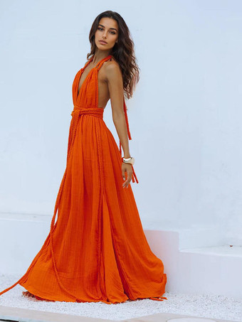 夏のビーチにぴったりなホルターネックのベルト付きマキシドレス（2025年）