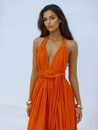 夏のビーチにぴったりなホルターネックのベルト付きマキシドレス（2025年）