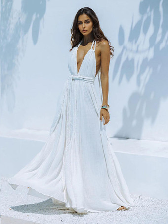 夏のビーチにぴったりなホルターネックのベルト付きマキシドレス（2025年）