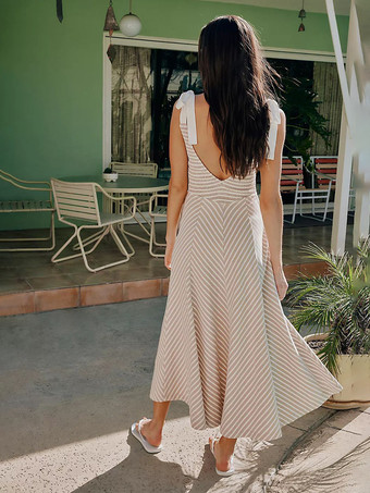 2025年の夏休みにぴったりのボヘミアン風ストライプVネックマキシドレス