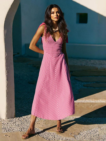 ローズレッド2025年の夏休みにぴったりのボヘミアン風ストライプVネックマキシドレス