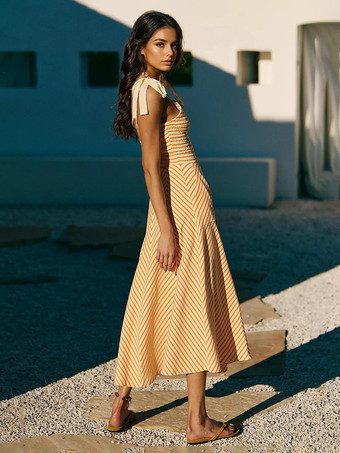 2025年の夏休みにぴったりのボヘミアン風ストライプVネックマキシドレス