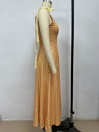 2025年の夏休みにぴったりのボヘミアン風ストライプVネックマキシドレス