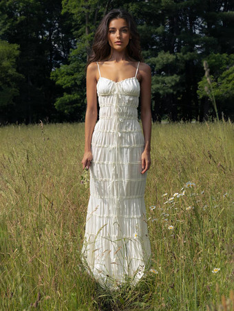 アイボリー 2026年夏にぴったりの、細ストラップのプリーツレイヤードマキシ丈ボヘミアンドレス