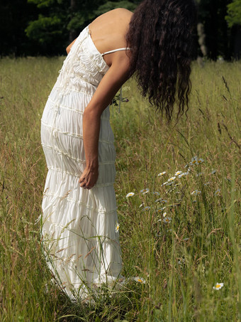 2026年夏にぴったりの、細ストラップのプリーツレイヤードマキシ丈ボヘミアンドレス