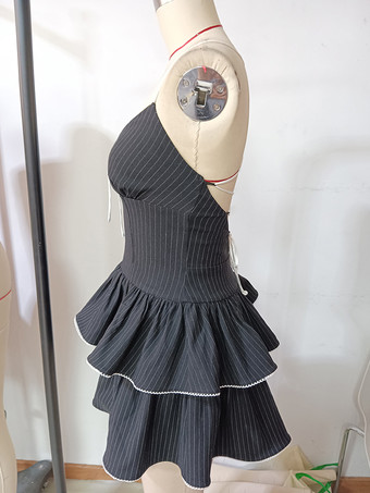 ピンストライプのレイヤードミニスリップドレス（フリルとレースアップバック付き）2025