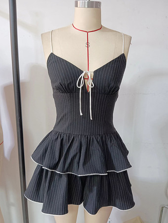ピンストライプのレイヤードミニスリップドレス（フリルとレースアップバック付き）2025