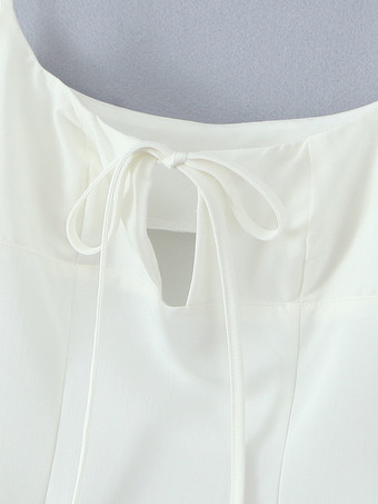 2025年夏にぴったりのホワイトフレアスリップミニドレス