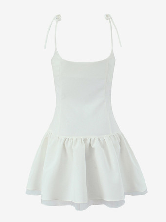 2025年夏にぴったりのホワイトフレアスリップミニドレス