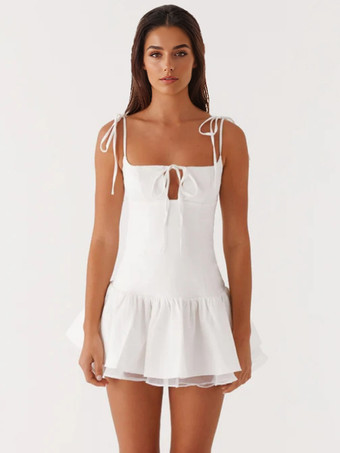 2025年夏にぴったりのホワイトフレアスリップミニドレス