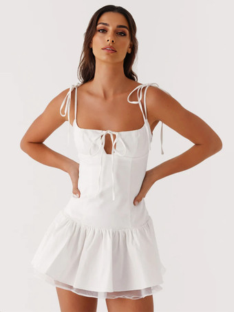 2025年夏にぴったりのホワイトフレアスリップミニドレス