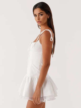 2025年夏にぴったりのホワイトフレアスリップミニドレス