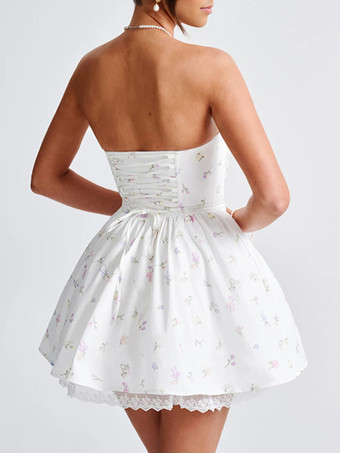 レースの裾とレースアップバックが特徴的な花柄ストラップレスミニドレス 2025