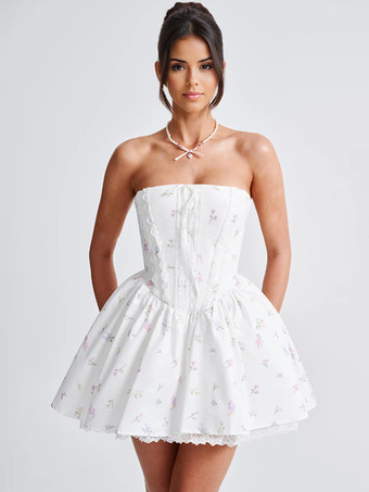 ホワイト レースの裾とレースアップバックが特徴的な花柄ストラップレスミニドレス 2025