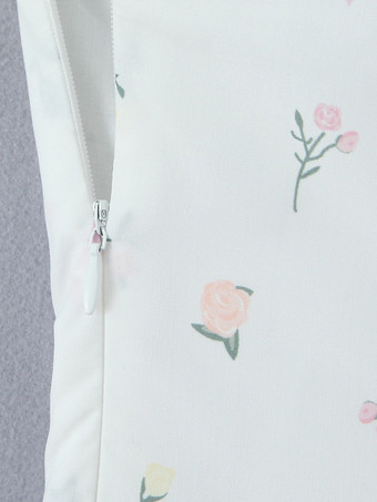 レースの裾とレースアップバックが特徴的な花柄ストラップレスミニドレス 2025