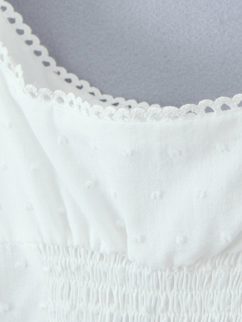 スクエアカラーのホワイトクロップトップ（フロントボタン付き）2025