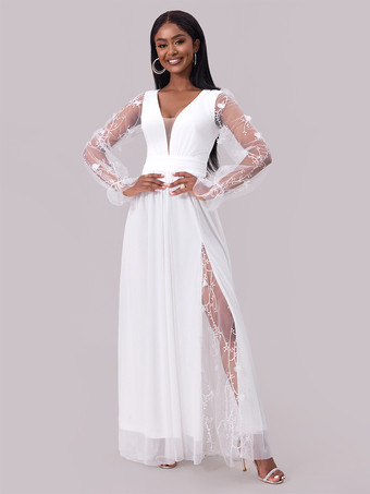 ホワイトレースディテールのマキシ丈パーティードレス（深めのVネックと透け感のある長袖）2025