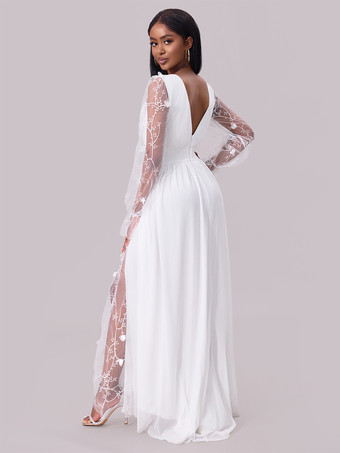 ホワイトレースディテールのマキシ丈パーティードレス（深めのVネックと透け感のある長袖）2025