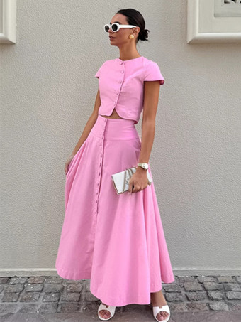 2025年夏にぴったりのピンクのクロップトップとハイウエストロングスカートのツーピースコーデ