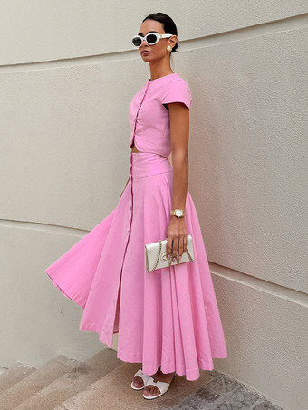 2025年夏にぴったりのピンクのクロップトップとハイウエストロングスカートのツーピースコーデ
