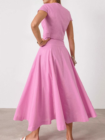 2025年夏にぴったりのピンクのクロップトップとハイウエストロングスカートのツーピースコーデ