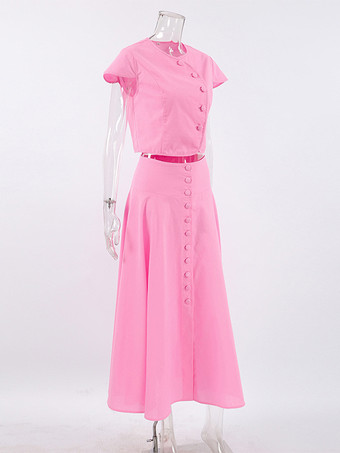 2025年夏にぴったりのピンクのクロップトップとハイウエストロングスカートのツーピースコーデ