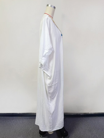 刺繍とサイドスリットが映えるホワイトのカバーアップカフタンドレス（2025年リゾートウェア）