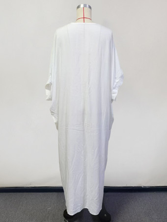 刺繍とサイドスリットが映えるホワイトのカバーアップカフタンドレス（2025年リゾートウェア）