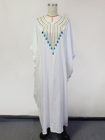 刺繍とサイドスリットが映えるホワイトのカバーアップカフタンドレス（2025年リゾートウェア）