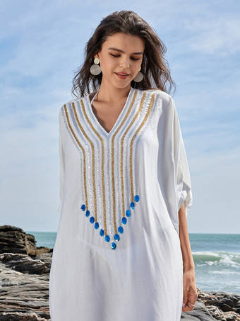 刺繍とサイドスリットが映えるホワイトのカバーアップカフタンドレス（2025年リゾートウェア）