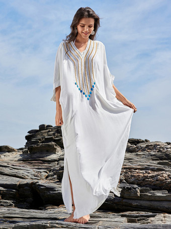 刺繍とサイドスリットが映えるホワイトのカバーアップカフタンドレス（2025年リゾートウェア）