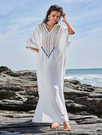 刺繍とサイドスリットが映えるホワイトのカバーアップカフタンドレス（2025年リゾートウェア）