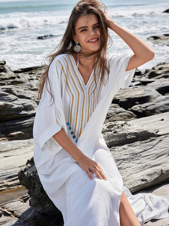 刺繍とサイドスリットが映えるホワイトのカバーアップカフタンドレス（2025年リゾートウェア）