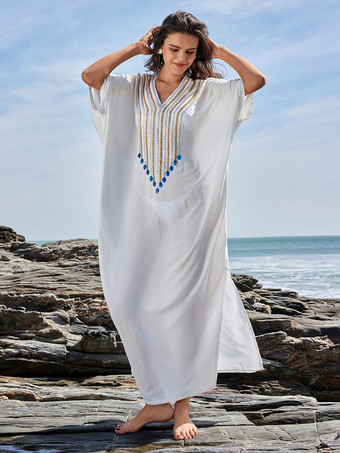 ホワイト 刺繍とサイドスリットが映えるホワイトのカバーアップカフタンドレス（2025年リゾートウェア）