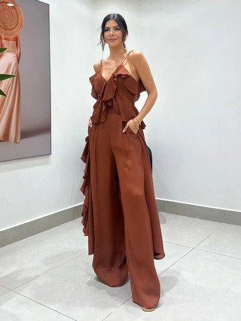 ディープブラウン2025年夏のフリルキャミソールとワイドレッグパンツのコーデ