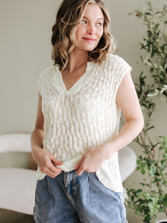 2025年夏にぴったりのホワイトキャップスリーブVネックニットトップス