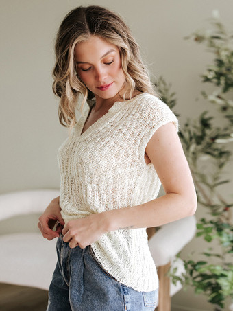 2025年夏にぴったりのホワイトキャップスリーブVネックニットトップス