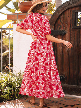 2025年夏にぴったりの鮮やかな赤のボヘミアンプリントマキシドレス