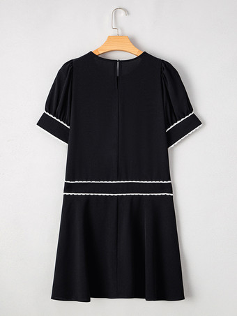 白いトリムとリボン飾りが付いた黒いシフトドレス 2025