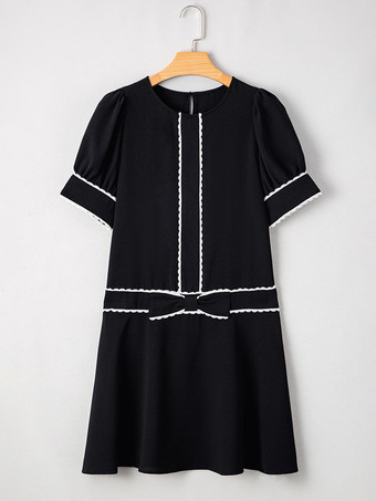 白いトリムとリボン飾りが付いた黒いシフトドレス 2025