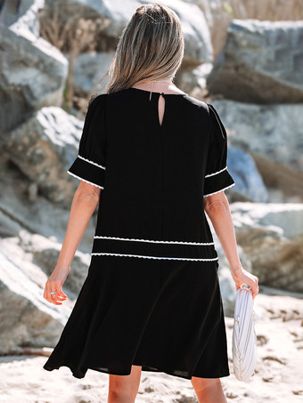 白いトリムとリボン飾りが付いた黒いシフトドレス 2025