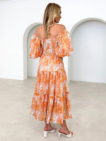 2025年夏向けフローラルプリントオフショルダーシャーリングミディドレス